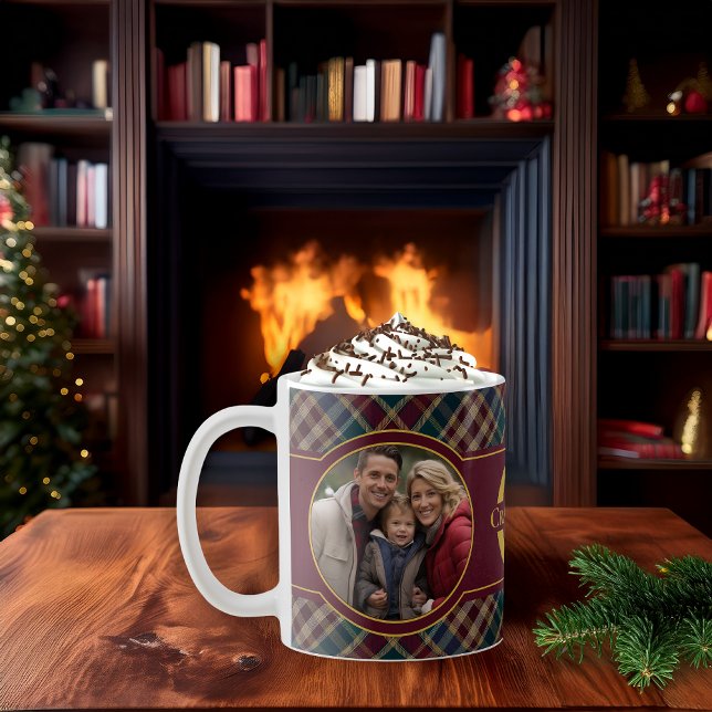 Mug Élégant Plaid de Vacances Photo Monogramme Nom (Rustic Elegance Christmas Holiday Winter Photo Plaid Monogram and Name Coffee Mug (front view))