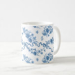 Mug Élégant Roses et rubans bleus gravés Vintages<br><div class="desc">Elégant et romantique bleu gravé roses vintages,  fleurs,  vignes,  feuilles et papillons avec des rubans et arcs entrelacés sur un arrière - plan blanc.</div>