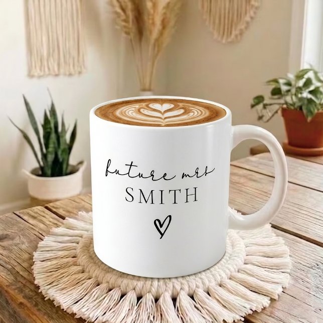Mug Élégant Script Future Mme Nom de Famille Mariage (Elegant Minimalist Future Mrs Bridal Mug Gift | Engagement Mug Gift Future Mrs Custom Name)