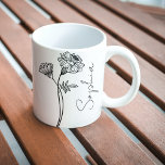 Mug Élégant Script Marigold Octobre Nom de la fleur de<br><div class="desc">Elégante,  minimaliste et moderne fleur marigold dessinée à la main noire et blanche,  fleur de naissance d'octobre avec nom personnalisable dans un script élégant,  cadeau personnalisé pour toute occasion,  y compris les anniversaires,  cadeaux pour servantes,  meilleurs amis,  Noël,  et plus encore.</div>