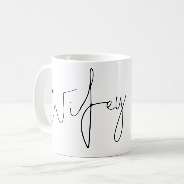 Mug Élégant Script Wifey Nom de la mariée Noir Blanc (Devant gauche)