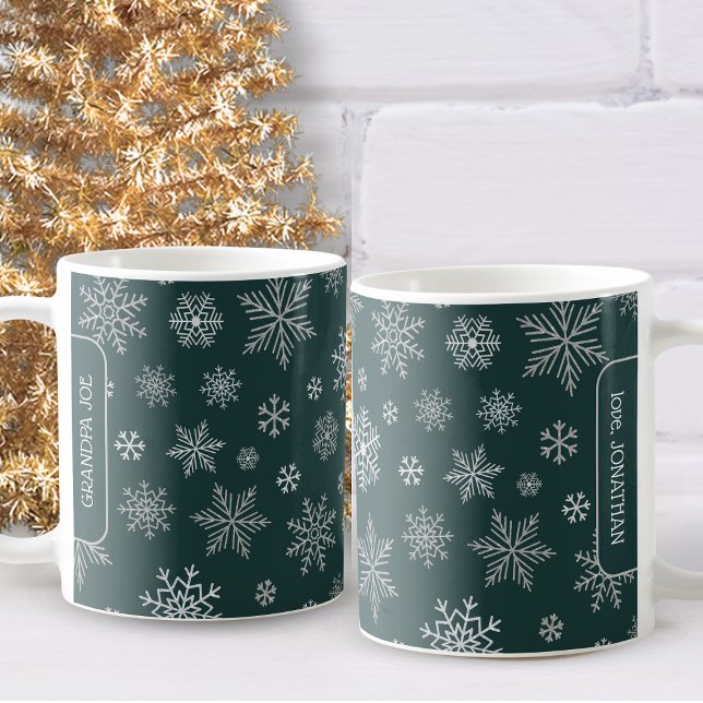Mug Élégant Silver Snowflakes Nom de Noël (Make someone's holiday brighter with this delightful silver snowflakes Christmas mug.)