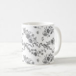 Mug Élégant Vintage gravé noir Roses et rubans<br><div class="desc">Elégant et romantique noir gravé roses vintages,  fleurs,  vignes,  feuilles et papillons avec rubans et arcs entrelacés sur un arrière - plan blanc.</div>