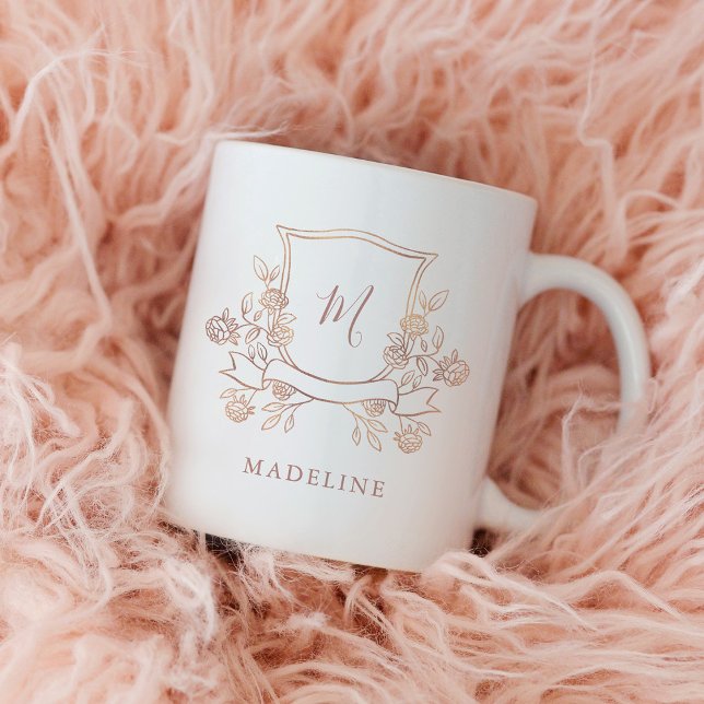 Mug Élégante crête florale | Monogramme or Rose Faux (An elegant floral crest decorates this stylish mug.)