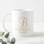 Mug Élégante demoiselle d'honneur personnalisée blanch<br><div class="desc">Elégant cadeau de demoiselle d'honneur personnalisé avec monogramme personnalisé en or élégant style de police script avec nom et titre de demoiselle d'honneur en or classique style de police serif. Aussi parfait pour Maid of Honor, Flower Girl, Mother of the Bride et plus. Remarque : Les détails du papier sont...</div>