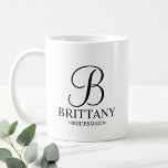 Mug Élégante demoiselle d'honneur personnalisée en noi<br><div class="desc">Elegant Black and White Personnalisé Bridesmaid Cadeaux avec monogramme personnalisé dans style de police calligraphie élégant avec nom et titre de bridesmaid dans le style de police serif classique. Aussi parfait pour Maid of Honor,  Flower Girl,  Mother of the Bride et plus.</div>