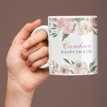 Mug Élégante demoiselle d'honneur personnalisée rose p<br><div class="desc">Elégante couleur rose vif et ivoire des fleurs de pivoine encadrent le haut et le bas de cette belle tasse de mariage printanière pour votre fête de mariée. Les sprigs de feuilles verts sauge décorent au milieu des tourbières florales de pêche qui entourent votre demoiselle ou servante d'honneur nom personnalisé...</div>