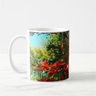 Mug Élégants arbres d'automne feuilles roses rouges