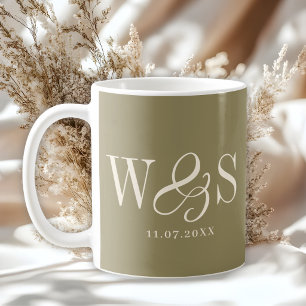Mug Élégants couples de mariage initial vert olive