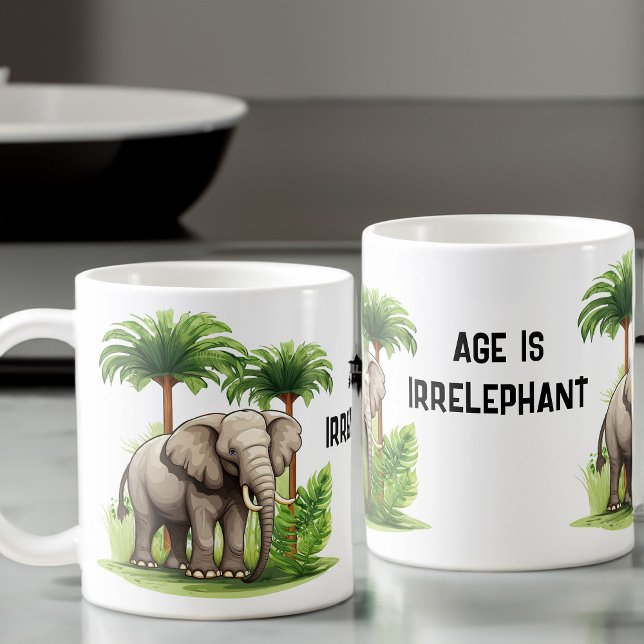 Mug Elephant dans la jungle Jouer sur des mots Anniver (Age is Irrelephant Funny Birthday Mug)