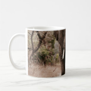 MUG ÉLÉPHANT NOIR MARCHANT SUR SABLE BROWN