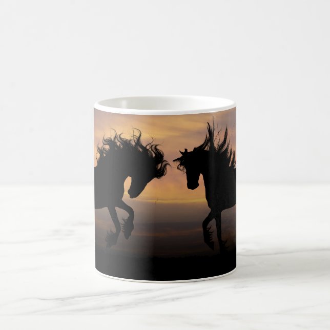 Mug Élevage de chevaux noirs au coucher du soleil (Centre)