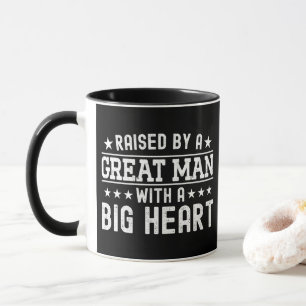 Mug Élevé par un grand homme au grand cœur, papa drôle