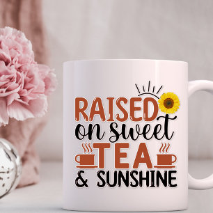 Mug Élevé sur du thé sucré et du soleil