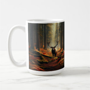 Mug Elk debout dans une forêt d'automne animée