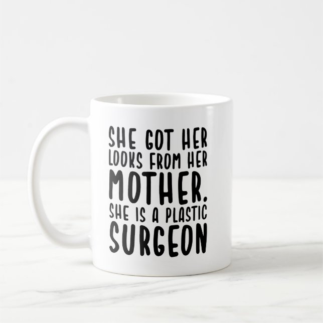 Mug Elle a des regards de mère Elle est chirurgienne e (Gauche)
