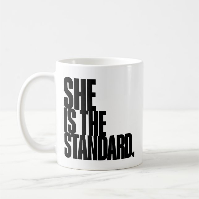 Mug Elle est la référence, citation motivationnelle Ar (Gauche)