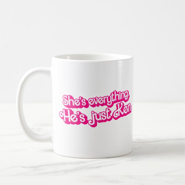 Mug Elle est tout - Il est juste Ken (Gauche)