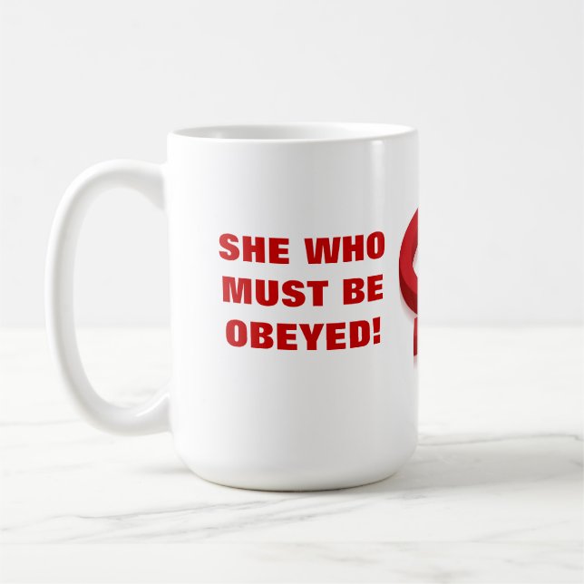 MUG ELLE OMS DOIT ÊTRE OBÉIE ! (Gauche)