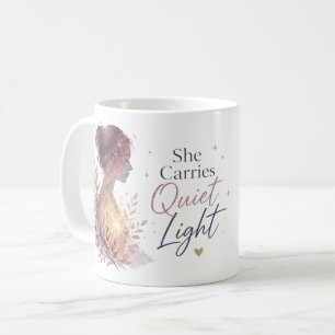 Mug Elle Porte une Lumière Silencieuse