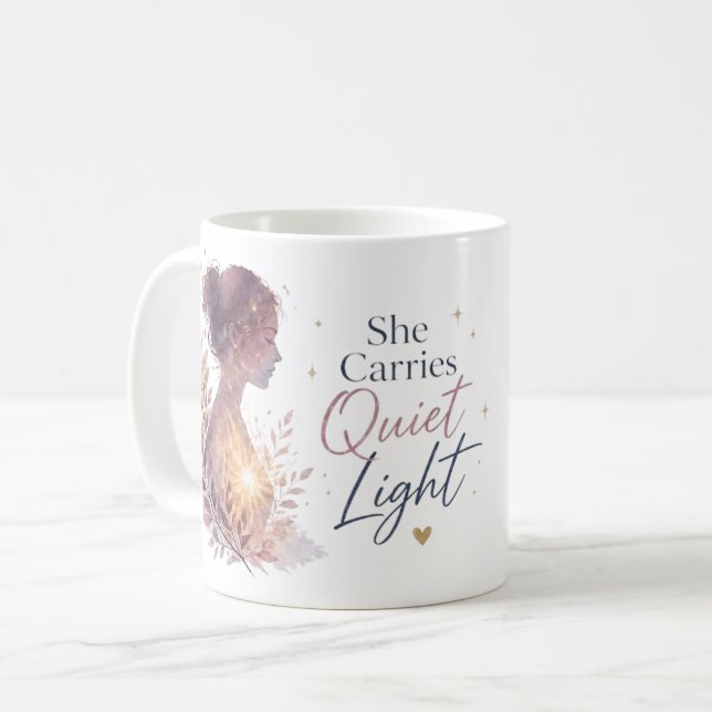Mug Elle Porte une Lumière Silencieuse (Devant gauche)
