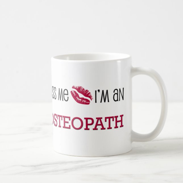 Mug Embrassez-moi que je suis un OSTÉOPATHE (Droite)