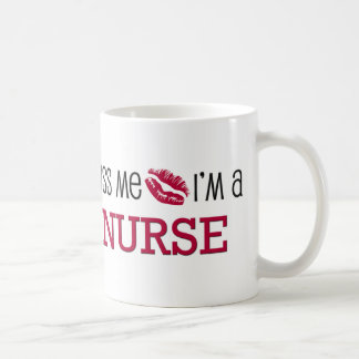 Mug Embrassez-moi que je suis une INFIRMIÈRE