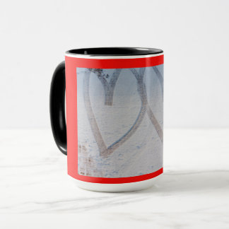 Mug empreinte de deux cœurs dessinés dans la neige sur
