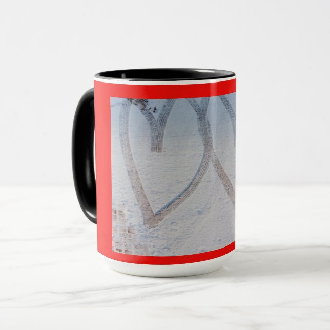 Mug empreinte de deux cœurs dessinés dans la neige sur (Devant gauche)