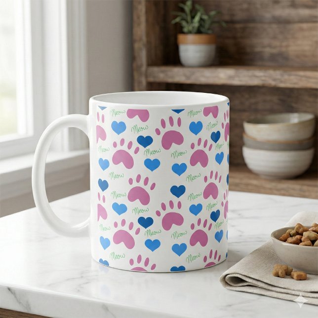 Mug Empreintes de Patte de Chat Cœurs Miaou Rose Bleu  (A mug with a pink, green & blue pattern of cat paw prints, hearts and meows.)