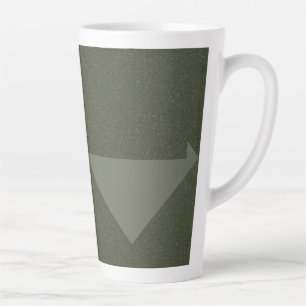 Mug en latte verte de la mousse de triangle invers