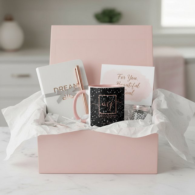 Mug en or rose élégant sur fond noir (Créateur téléchargé)