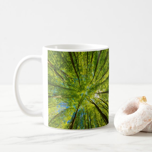 Mug En regardant à travers les feuilles d'arbres verts (Avec donut)