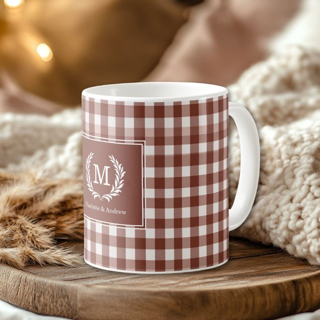Mug En vichy Brown Monogramme Crest (Brown Gingham Monogram Crest Custom Coffee Mug)