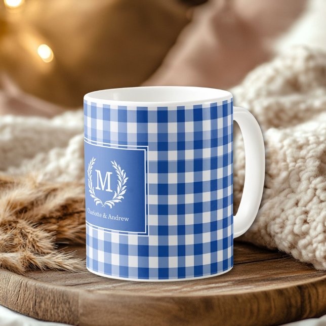 Mug En vichy monogramme bleu personnalisé (Blue Gingham Monogram Crest Custom Coffee Mug)