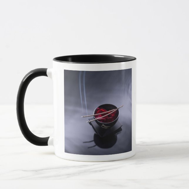 Mug Encens brûlant sur la cuvette de pétales (Gauche)
