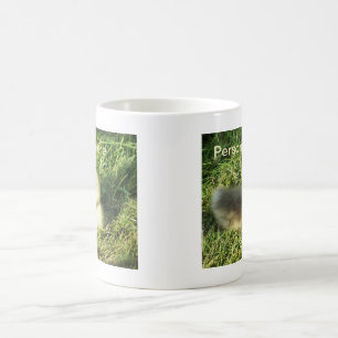 Mug enfant mignon dans l'oie d'herbe