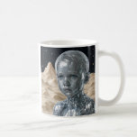 Mug Enfant sélénite<br><div class="desc">Ce mug saisissant met en scène un enfant sélénite à l’expression émotive, placé sur un fond lunaire onirique. Le contraste entre l’innocence du visage et l’aspect métallique du corps évoque un univers de science-fiction à la fois doux et troublant. Parfait pour les amateurs d'art numérique, de cyber esthétique et de...</div>