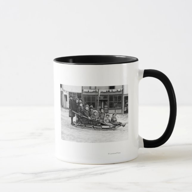 Mug Enfants jouant sur la neige dans le vent (Droite)