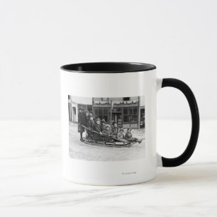 Mug Enfants jouant sur Sleigh dans Seward
