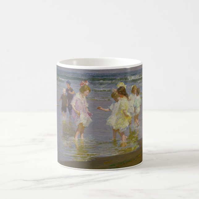 Mug Enfants marchant sur la plage (par E.H. Potthast) (Centre)