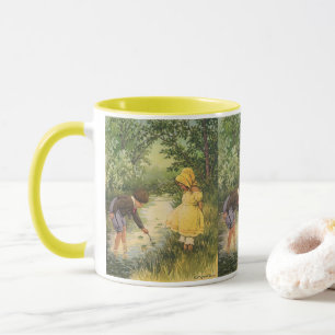 Mug Enfants vintage, garçon et fille jouant près du ru