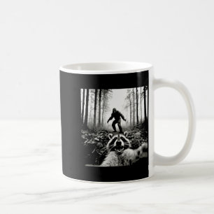 Mug Énorme selfie de raton laveur avec Sasquatch Bigfo