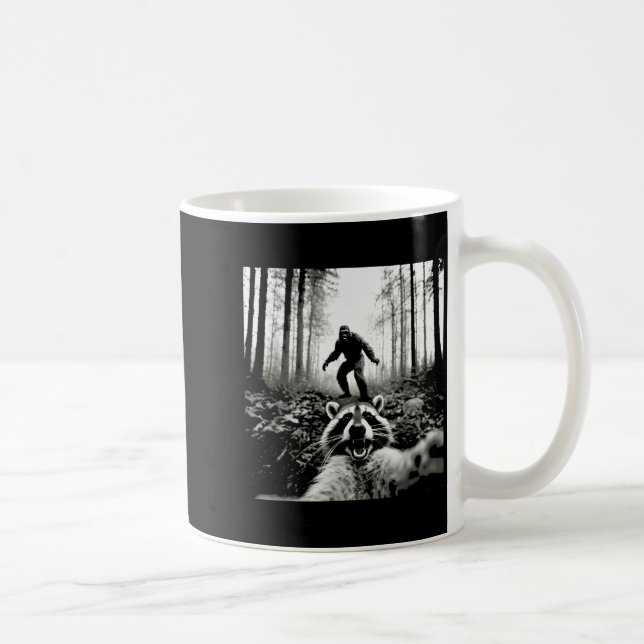 Mug Énorme selfie de raton laveur avec Sasquatch Bigfo (Droite)