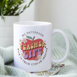 Mug Enseignant Vie Réveil Enseigner École Nom personna<br><div class="desc">Teacher Life Wake Up Teach School Nom personnalisé Coffee Mug présente une pomme rouge ornée de fleurs super avec le texte rétro "vie d'enseignant" avec le texte "Réveillez-vous, apprenez aux enfants, soyez génial" ci-dessous dans la typographie de script moderne et personnalisée avec votre nom personnalisé. Parfait pour votre professeur préféré...</div>