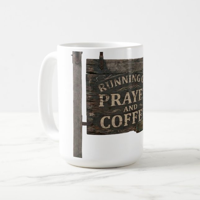 Mug Enseigne en bois rustique Fonctionnant à la prière (Devant gauche)