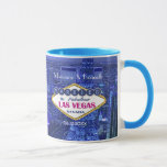 Mug Épouser de Las Vegas<br><div class="desc">Cadeaux de souvenir de mariage d'amusement pour commémorer votre épouser de Las Vegas. L'arrière - plan est une vue saisissante de ville de Las Vegas dans le bleu aux tons violets avec le texte et le signe célèbre annonçant votre noce récente au Nevada. Secteur et date de mariage de nom...</div>