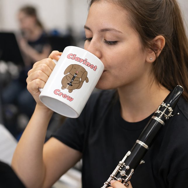 Mug Équipage de clarinette mignon Chien marron (A mug with a cute dog playing the saxophone and the text clarinet crew.)