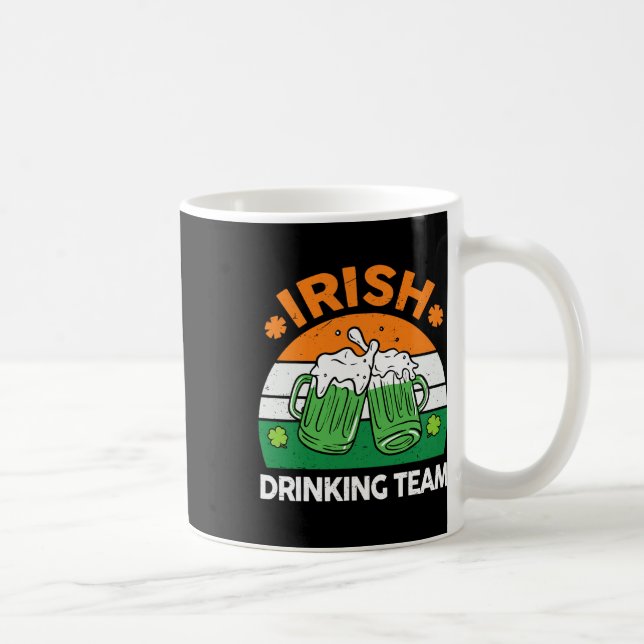 Mug Équipe de buveurs irlandais buvant de la bière de  (Droite)