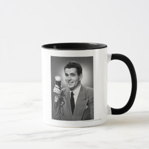 Mug Équipez tenir le verre de bière dans le studio B